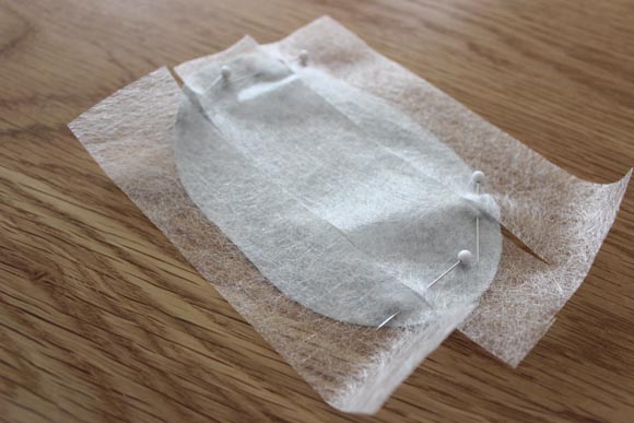epinglez du thermocollant sur le tissu pour les transformer en coudieres thermocollantes