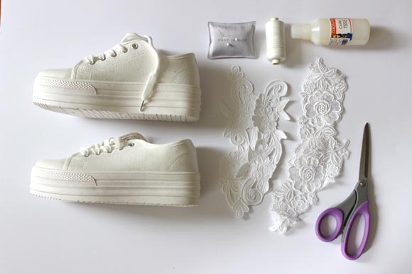 DIY Customisez des baskets en toile avec de la dentelle