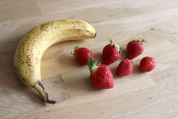 Une banane et des fraises pour un sorbet