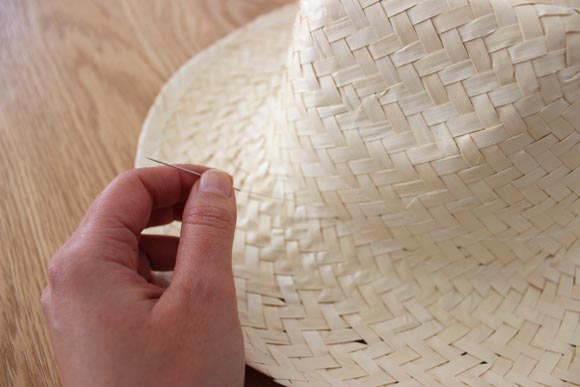 customiser un chapeau en paille façon the kooples
