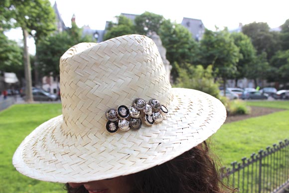 customiser un chapeau en paille avec des boutons the kooples