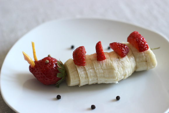 chenille avec des bananes fraises