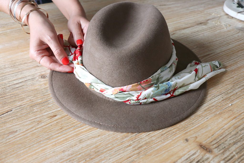 Customiser un chapeau pour les enfants avec des pompons - Marie Claire